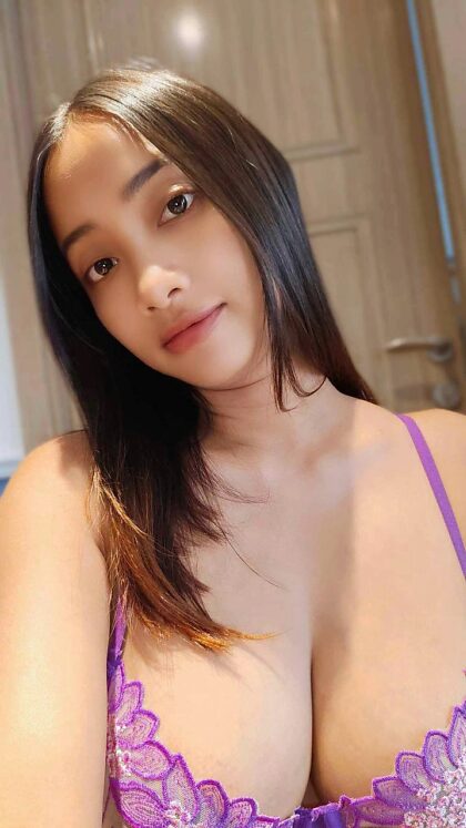 Si ça ne te dérange pas de baiser les seins de cette mère moitié indienne moitié chinoise juste une fois, dis-moi ton âge
