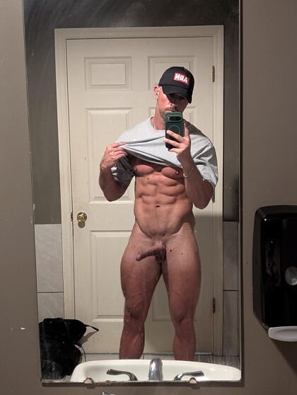 Je sais que tu m'as vu m'entraîner. Rejoins-moi dans les toilettes de la salle de sport