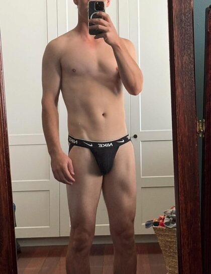 Devrais-je porter plus de jockstraps ? En général, c'est un gars qui porte des slips.