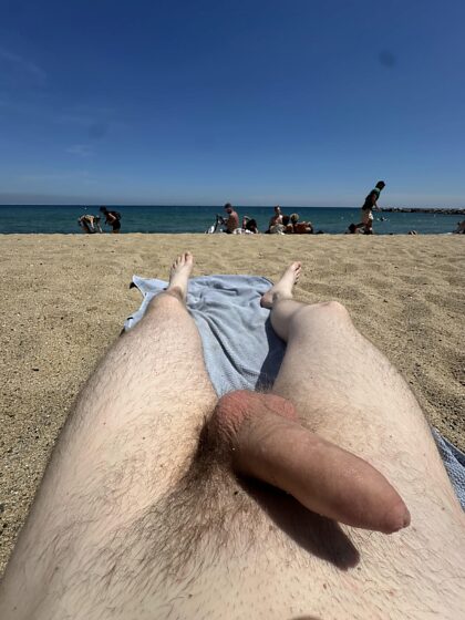 バルセロナのヌーディストビーチに初めて行って、すごく楽しかった。 セクシーなヌードのスペイン人男性に何度も階段を上らされたよ