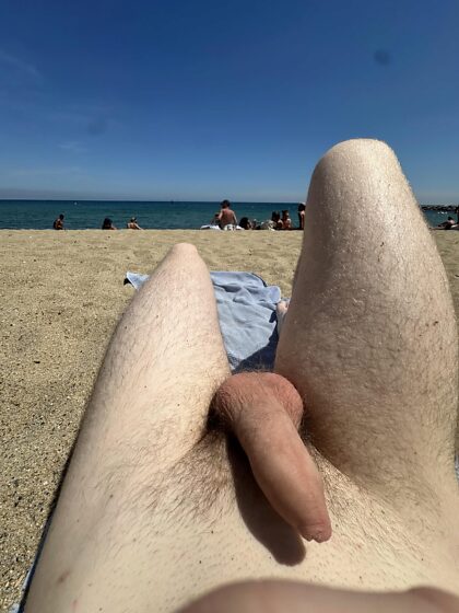 バルセロナのヌーディストビーチに初めて行って、すごく楽しかった。 セクシーなヌードのスペイン人男性に何度も階段を上らされたよ
