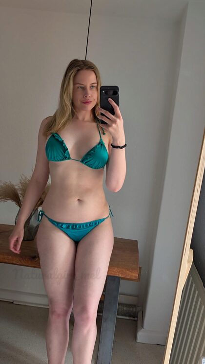 Je vérifie mes bikinis pour la saison estivale