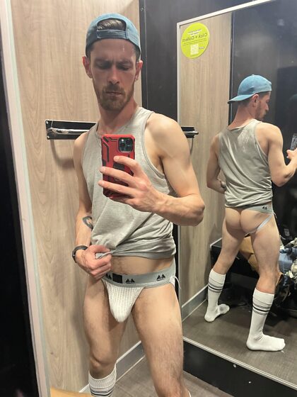 Je prends des nouvelles de mes potes tout en achetant de nouveaux jeans