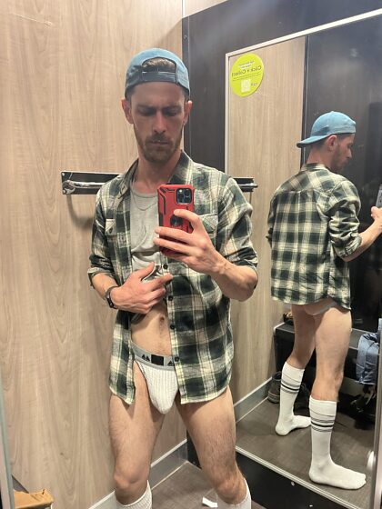 Je prends des nouvelles de mes potes tout en achetant de nouveaux jeans