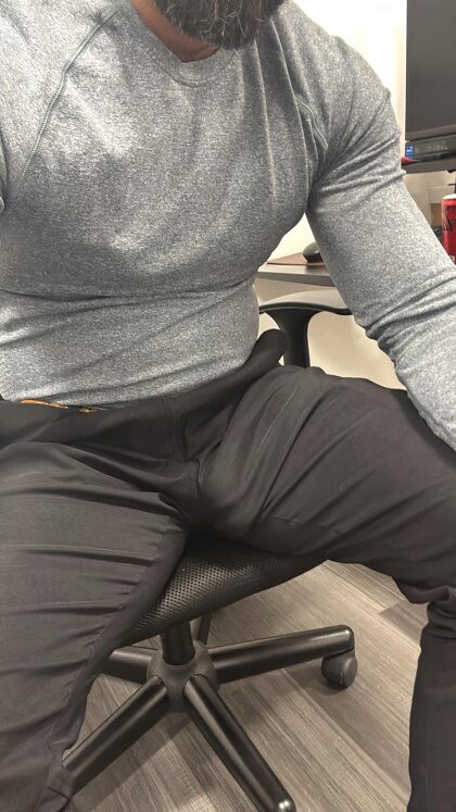 37歳のゲイのプロで、膨らみのある