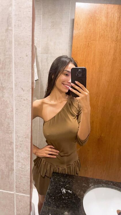 Eu simplesmente gosto de como meu vestido fica sem sutiã