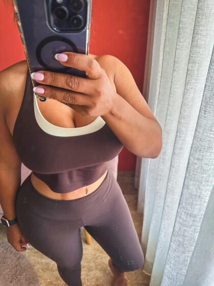 Esse é o corpo de uma mãe fitness de 44 anos.  Totalmente fodível.