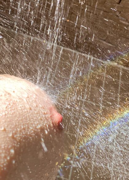 Hast du jemals so schöne Titten gesehen, dass sie mit einem doppelten Regenbogen gesegnet waren?  swiiipe