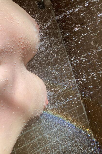 Hast du jemals so schöne Titten gesehen, dass sie mit einem doppelten Regenbogen gesegnet waren?  swiiipe