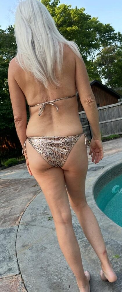 Enfin, cette GILF peut profiter de divertissements au bord de la piscine