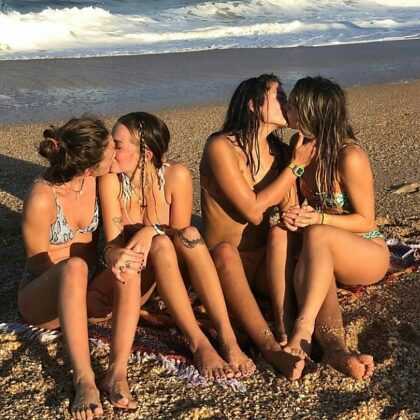 4 Mädchen küssen sich am Strand