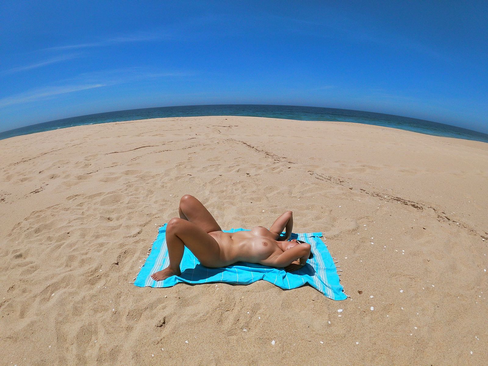 Nackt-Yoga am Strand Bild