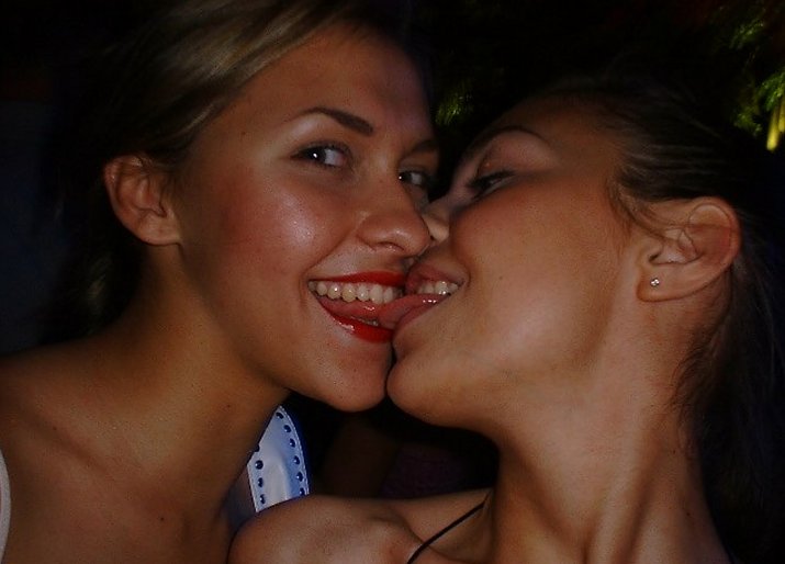 Nude College Lesbians Kissing - Di Queso