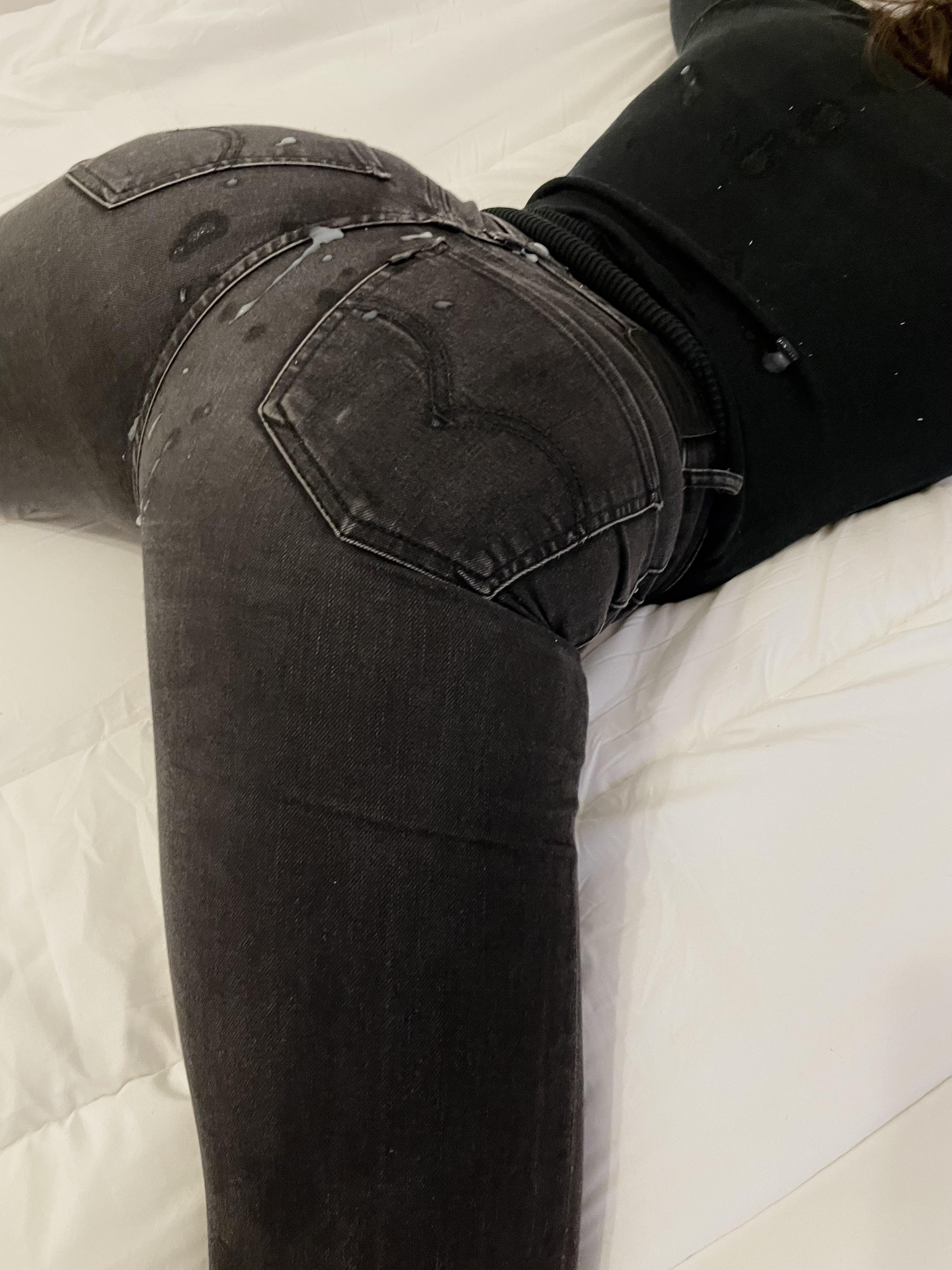 Ein ungezogenes Mädchen zu sein, bringt Vorteile mit sich, wenn ich Sperma auf meiner Jeans trage Foto