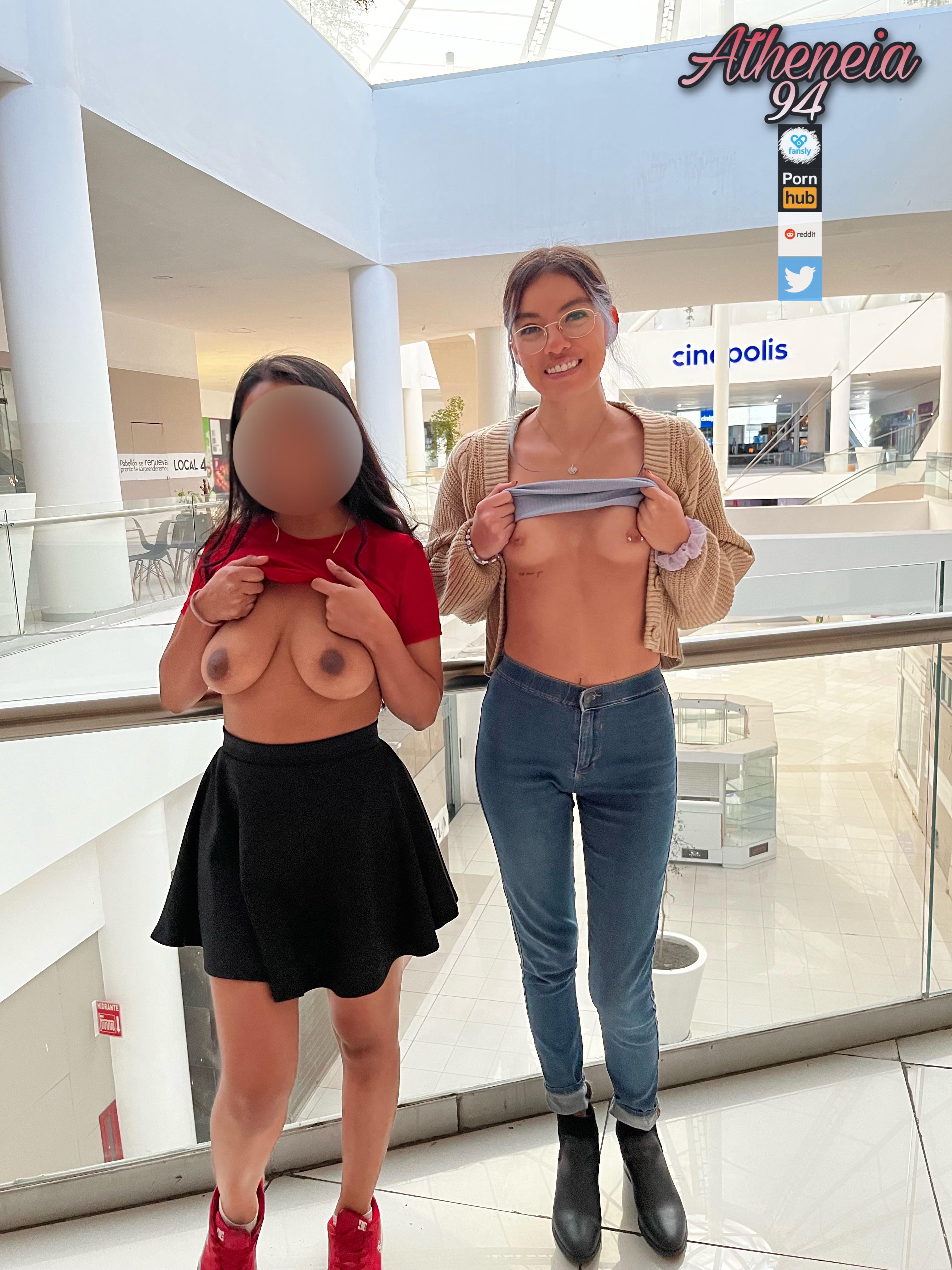 Meine Freundin und ich lieben es, der Öffentlichkeit unsere Titten zu zeigen und ihre frechen Gesichter Foto