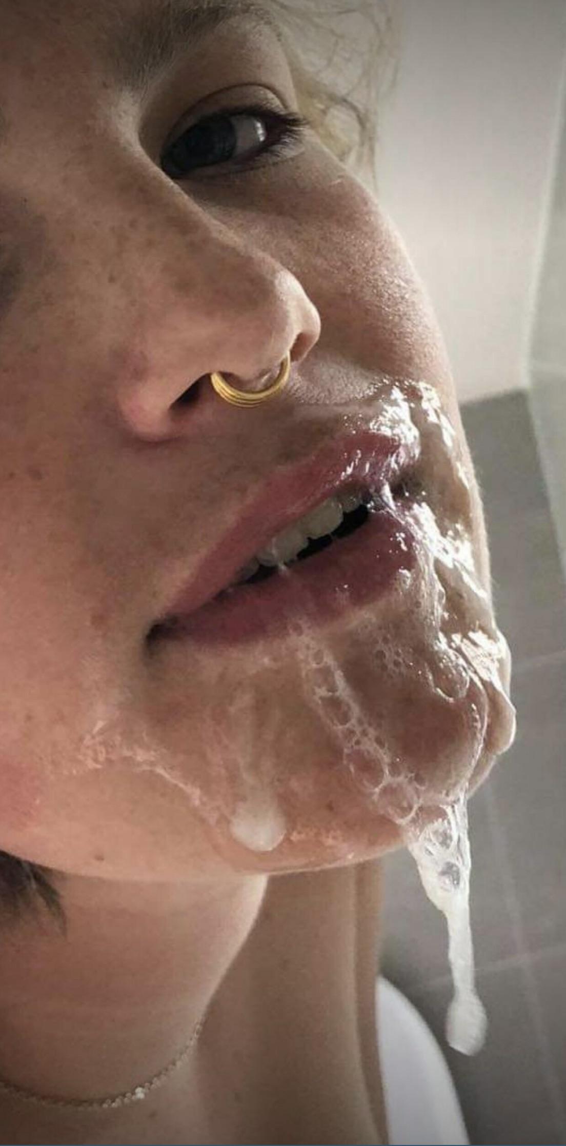 Amateur-Sperma auf ihrem Gesicht