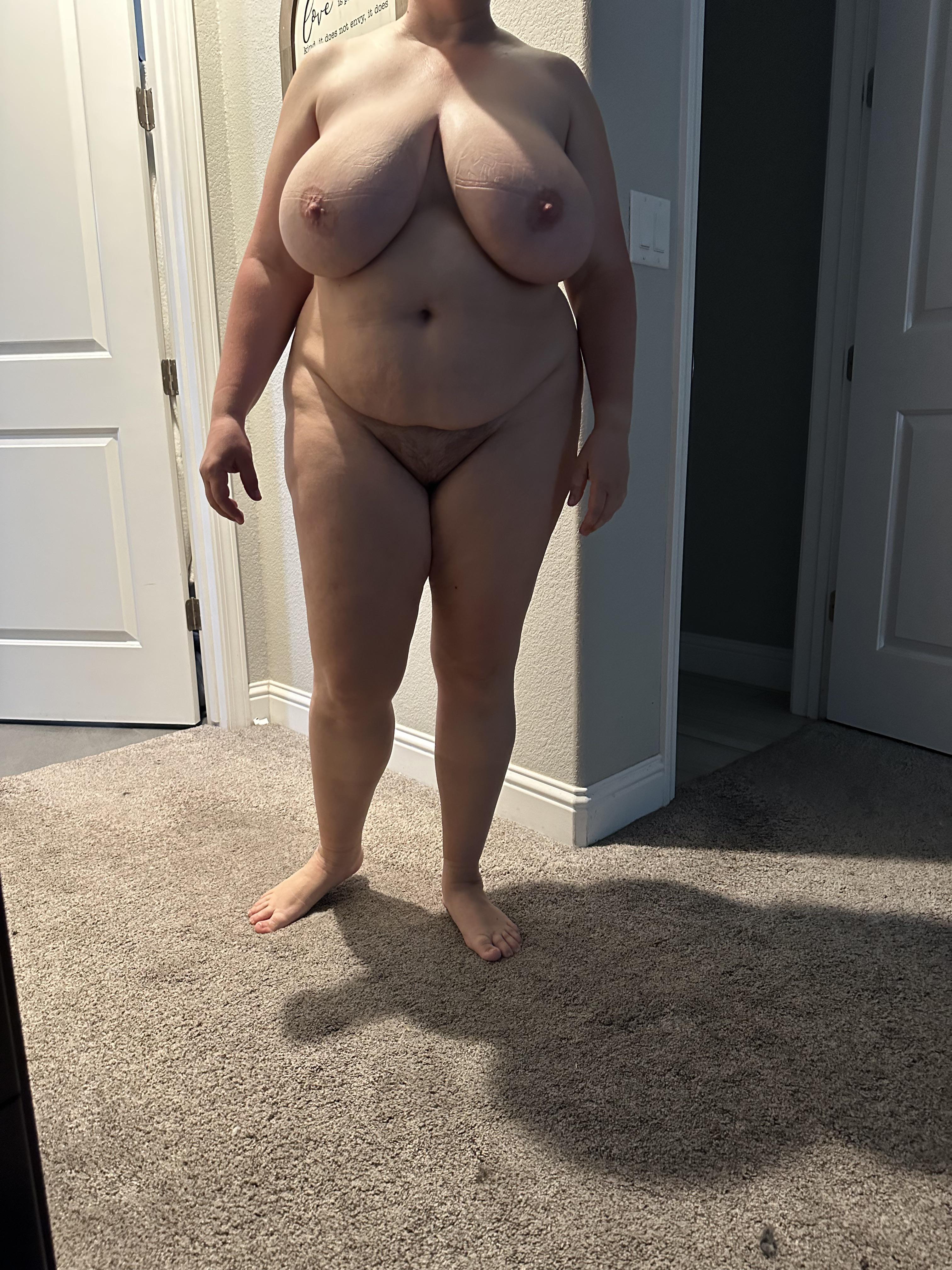Amateur Frau mit dickem Bauch