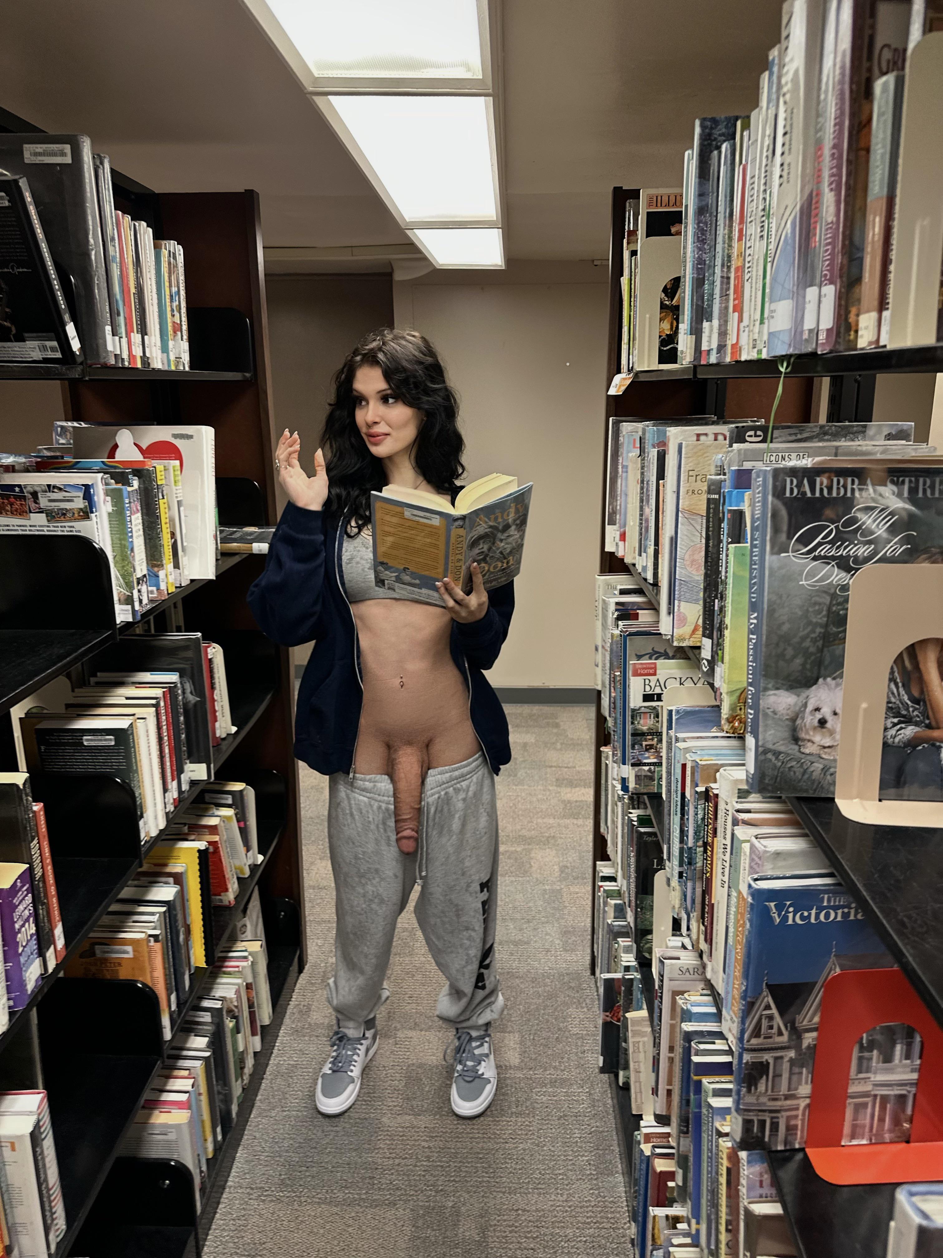 Внезапный секс в библиотеке днем