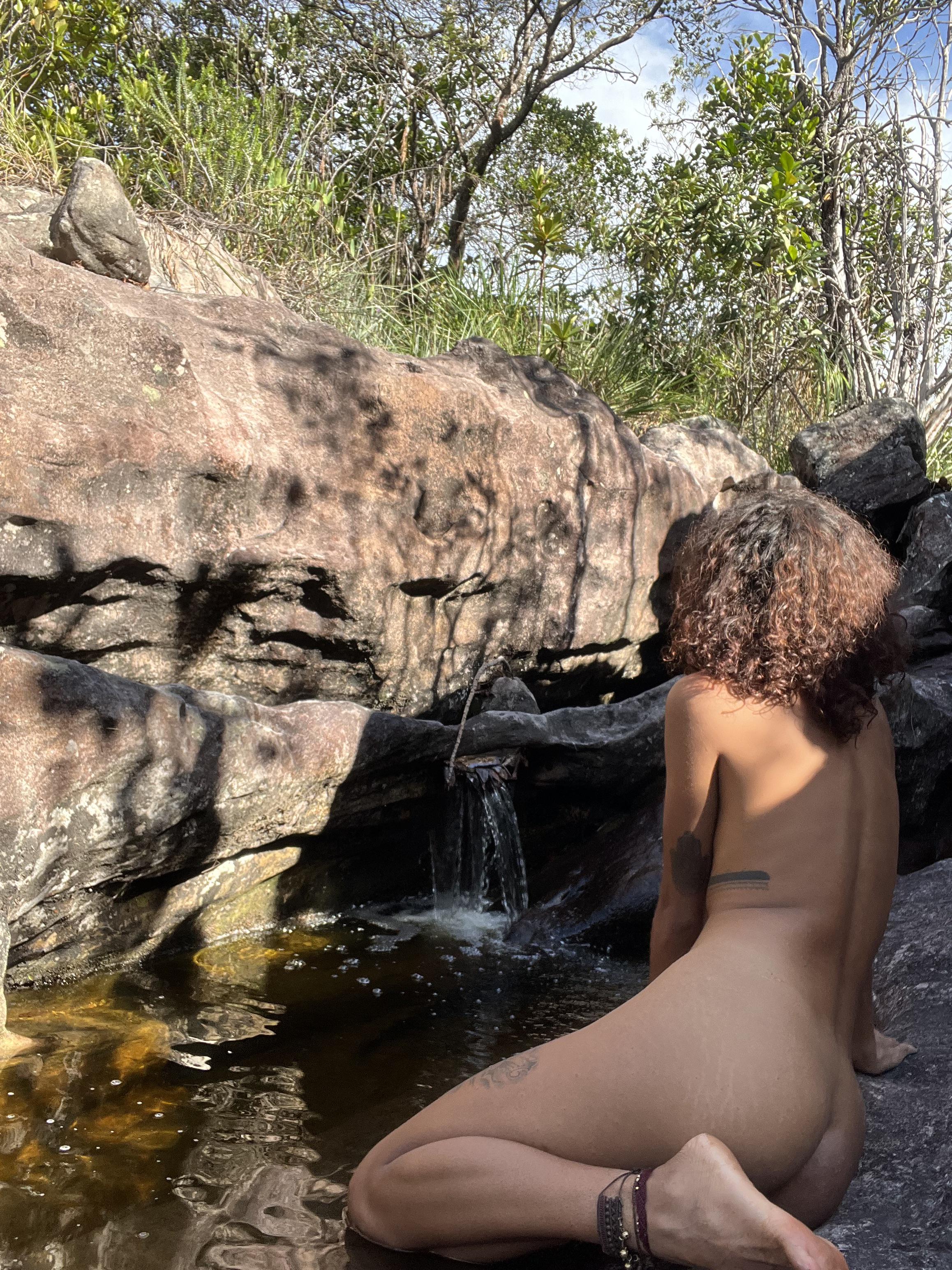 Bañandose desnudas en la playa