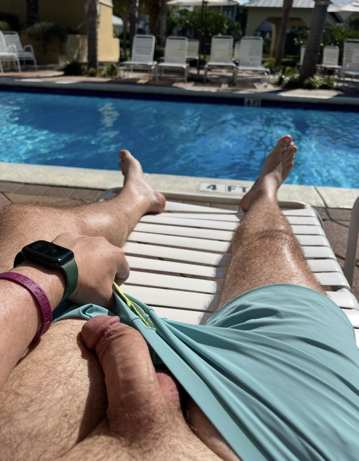 またプールでペニスを披露