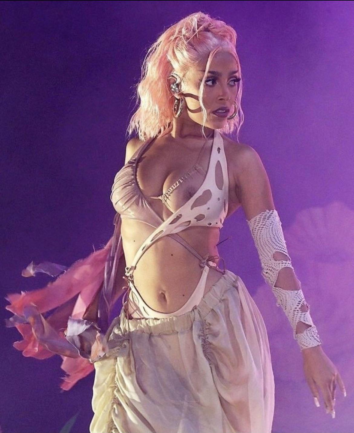 Doja cat naked on stage